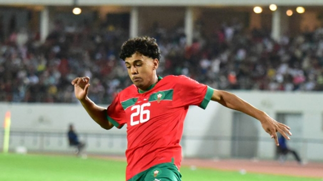 آدم أزنو يكشف عن نصيحة الركراكي ومكان احتفاظه بقميص المغرب