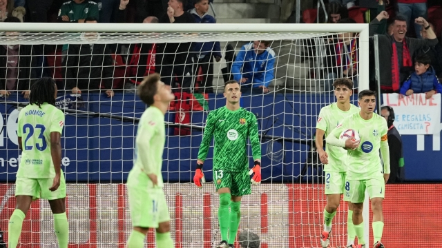 أوساسونا يصدم برشلونة برباعية ويذيقه مرارة الهزيمة الأولى