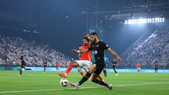 إصابة مقلقة لنجم الأهلي المصري في مباراة السوبر الأفريقي