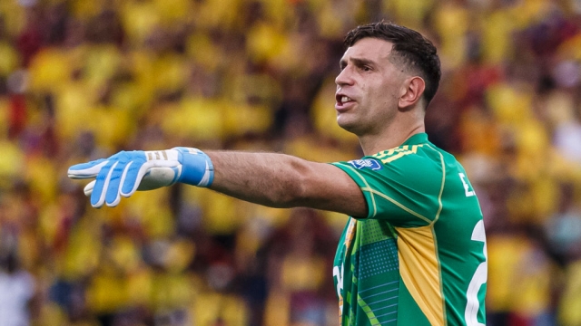 إيقاف حارس الأرجنتين إيميليانو مارتينيز بسبب حركة بذيئة