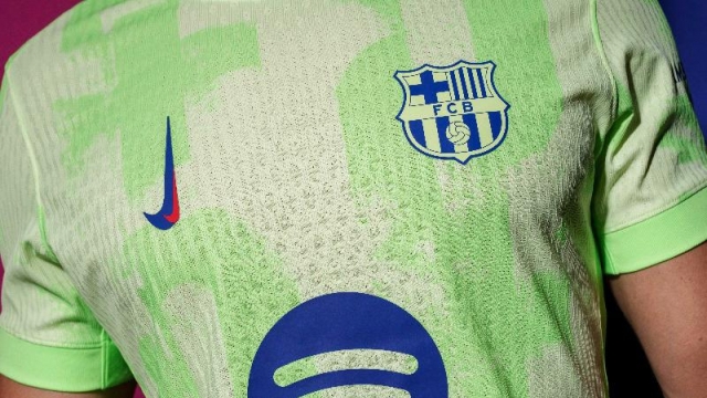 اختيار غريب.. سر اللون الأخضر في قميص برشلونة الجديد