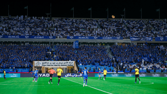 استسلام.. الجماهير الاتحادية تغادر الملعب بعد ثلاثية الهلال