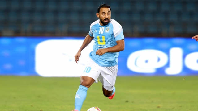 الأنظار على منذر أبو عمارة في كلاسيكو الفيصلي والوحدات