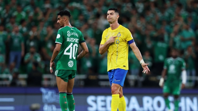 القنوات الناقلة لمباراة الأهلي والنصر اليوم في دوري روشن 2024-2025