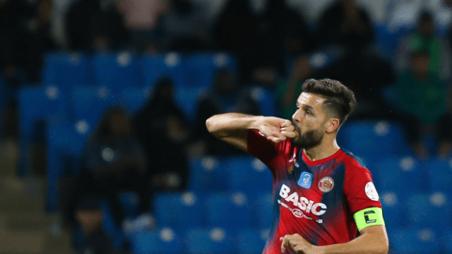 المدافع "الهداف" يُعزز رقمه التاريخي في مباراة الأهلي وضمك