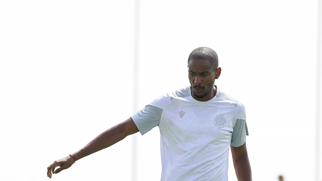 الوداد يتفق مع مدافع منتخب المغرب لتعويض العملود