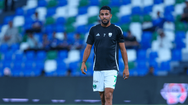 بسبب شعار اليوم الوطني.. رياض محرز يتعرض لهجوم جماهيري حاد