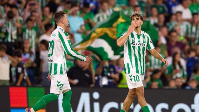 بقميص بيتيس.. عبد الصمد الزلزولي وفيتور روكي يحرجان برشلونة