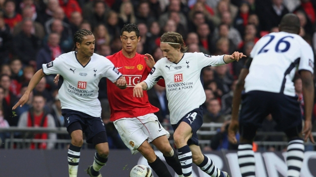 تشكيلة تاريخية لنجوم مانشستر وتوتنهام بذكريات الزمن الجميل