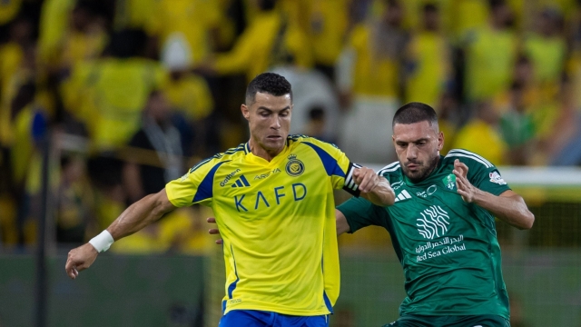 تعادل مثير يحسم قمة النصر والأهلي في الدوري السعودي