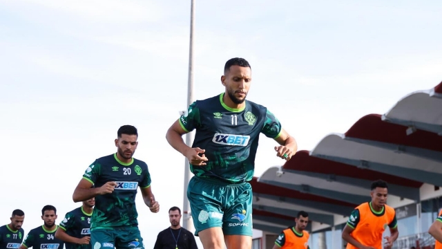 جمهور الرجاء يدافع عن مدرب تونسي ويرفض رحيله بأي ثمن