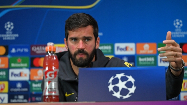 حارس ليفربول يتحالف مع ثنائي مانشستر سيتي ضد فيفا ويويفا