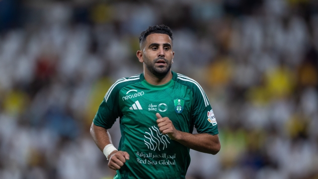 رياض محرز يعيش أسوأ أيامه مع الأهلي السعودي