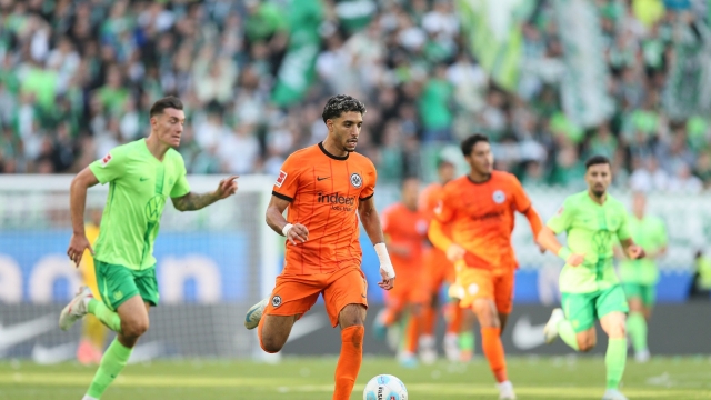 عملاق إنجليزي يزاحم ليفربول على صفقة عمر مرموش