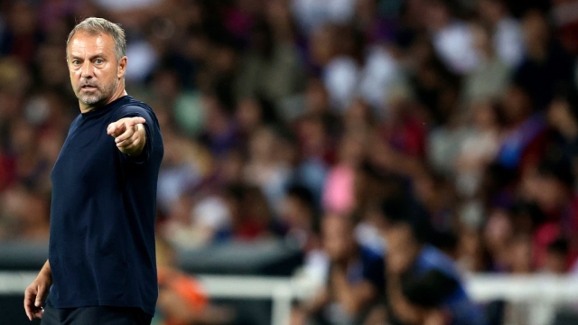 قبل اللقاء المفصلي.. هانز فليك يزف بشرى سارّة لجمهور برشلونة