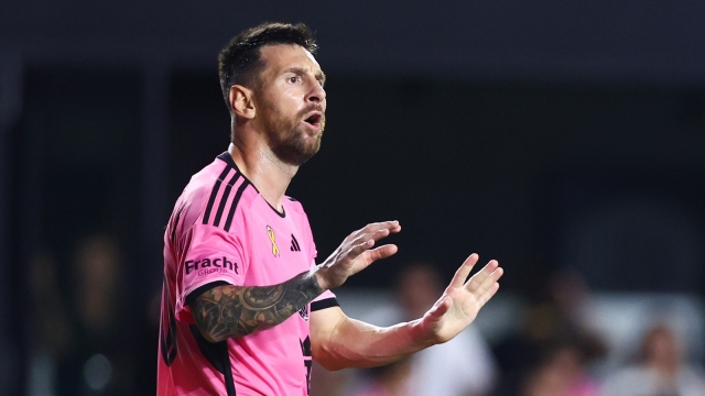 لفظ خادش وسيلفي غريب.. ميسي يسب حكمًا وعقوبة قاسية تنتظره