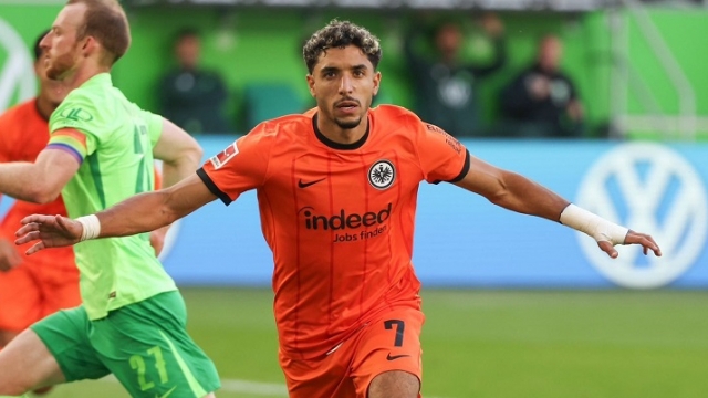 ليفربول يراقب عمر مرموش تمهيدًا لضمه في الشتاء