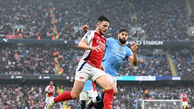 مانشستر سيتي يفتك تعادلا مثيرا من أرسنال في قمة البريميرليغ