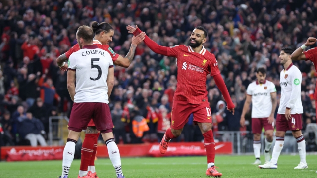 محمد صلاح يقود ليفربول لتجاوز وست هام بخماسية في كأس الرابطة