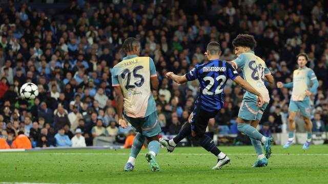 مدافع مانشستر سيتي يقع في الفخ بسبب "خداع" الحكم المساعد!