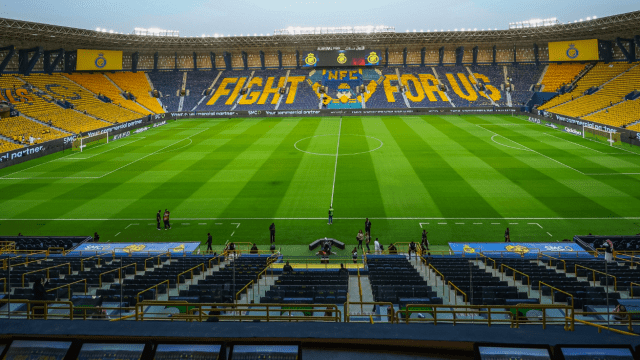 مشجع صيني يخطف الأنظار بشدة قبل مباراة النصر والأهلي