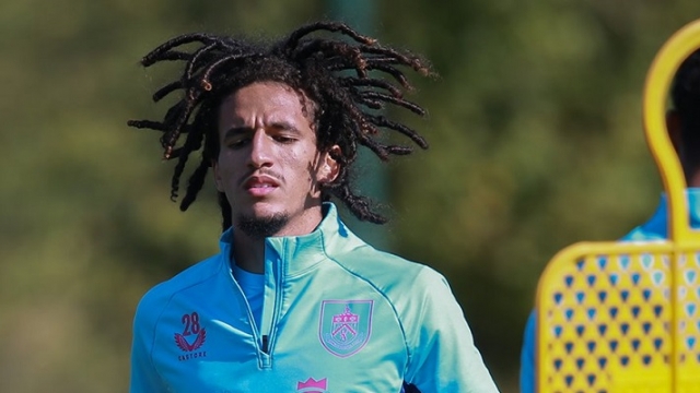 مُطالبات بمعاقبة حنبعل المجبري بعد استفزاز جماهير ليدز