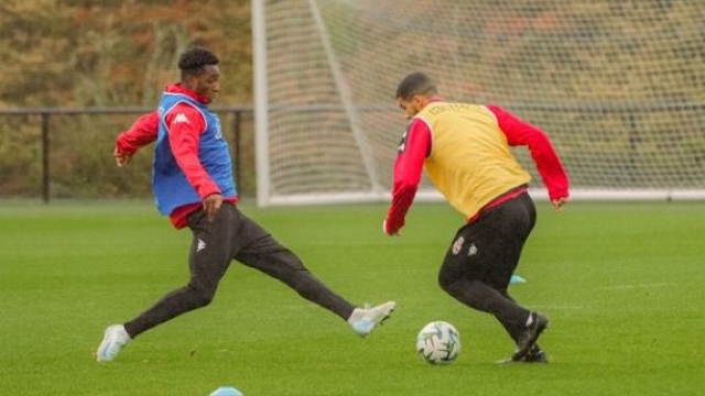 نجومية متأخرة.. لاعب جزائري يتألق في فرنسا وهداف عالمي يدعمه