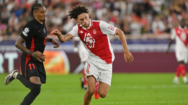 هدف مغنيس أكليوش أمام برشلونة يثير جنون الجماهير الجزائرية