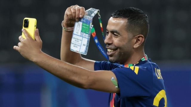 والد لامين يامال يعطي دروسًا لطهي المعكرونة عبر إنستغرام!