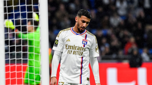 يأكل الخبز الأسود.. مدرب ليون يوجه رسالة قاسية لسعيد بن رحمة