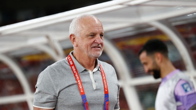 يهم البحرين والسعودية.. مدرب منتخب أستراليا يستقيل من منصبه