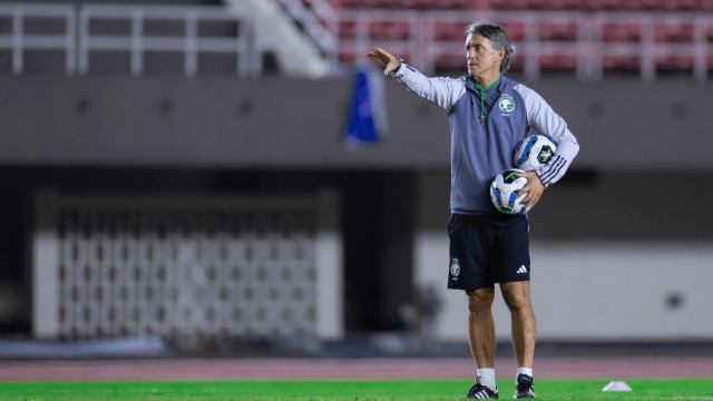 "أراد ضربي".. لاعب سابق يحكي واقعة مُثيرة عن روبرتو مانشيني