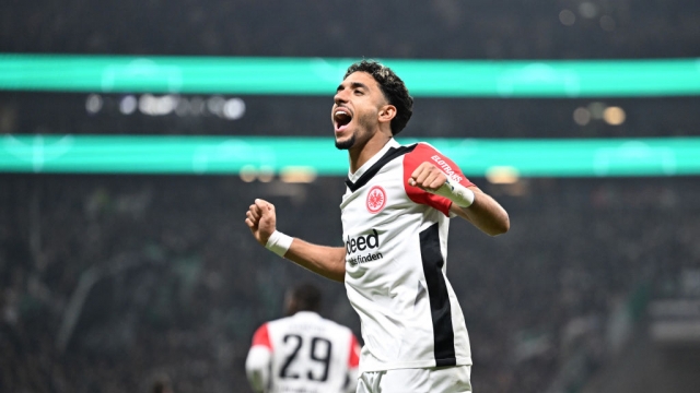 احتفال عمر مرموش بعد تألقه مع فرانكفورت بكأس ألمانيا