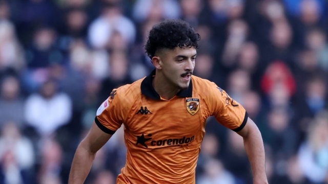 الجزائري بشير بلومي يحصد جائزتين فرديتين مع هال سيتي