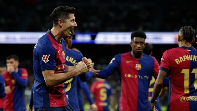 برشلونة يكتسح ريال مدريد برباعية ويعزز صدارته لليغا