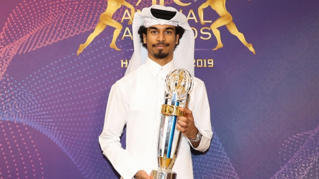 بعد فوزه باستفتاء تيتان.. هل ينال أكرم عفيف جائزة الأفضل؟