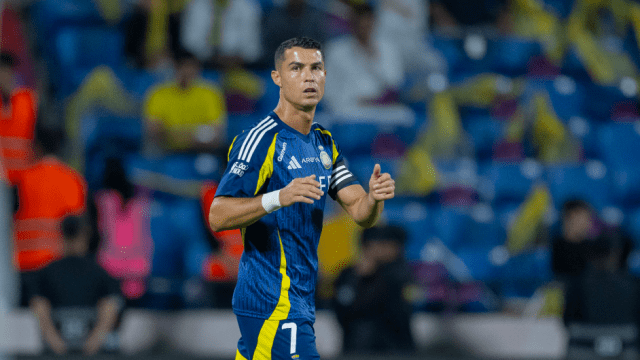 بكاء مُشجع قبل لقاء النصر والاستقلال بسبب كريستيانو رونالدو
