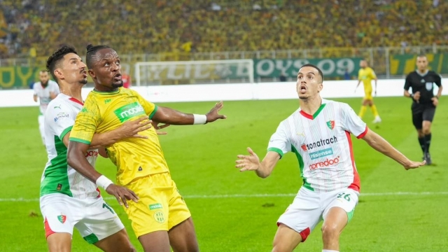 بلقطة غريبة.. مدرب شهير يثير الجدل في الدوري الجزائري