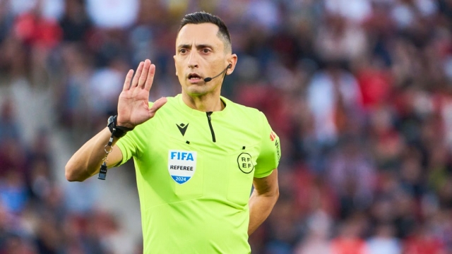 تليفزيون ريال مدريد يفتح النار على حكم مباراة الكلاسيكو