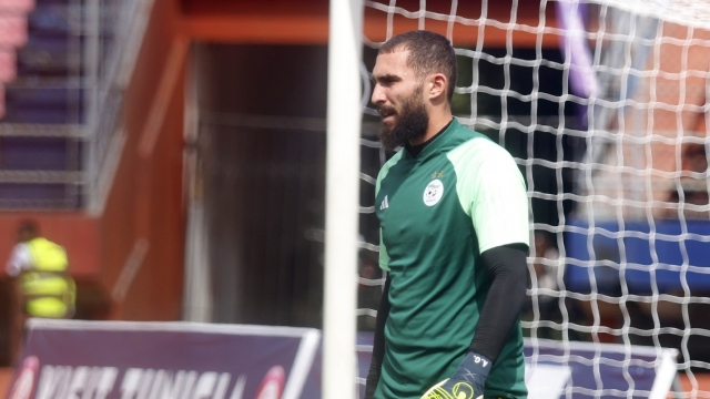 حارس منتخب الجزائر ماندريا يرد على منتقديه ويطالب بالاحترام!