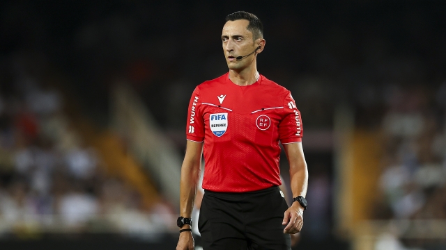 حكم الكلاسيكو سانشيز مارتينيز يثير قلق ريال مدريد وبرشلونة!