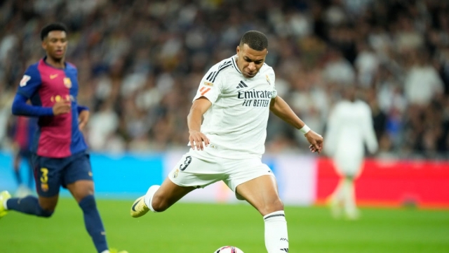 درس تكتيكي قاسٍ من فليك لأنشيلوتي قبل اللقاء وخلاله