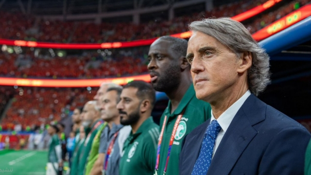 رئيس الهلال السابق يُطالب بإقالة مدرب المنتخب السعودي
