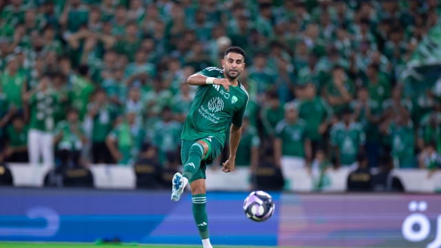 رياض محرز يختفي في قمة الأهلي والهلال بين أحضان كانسيلو!