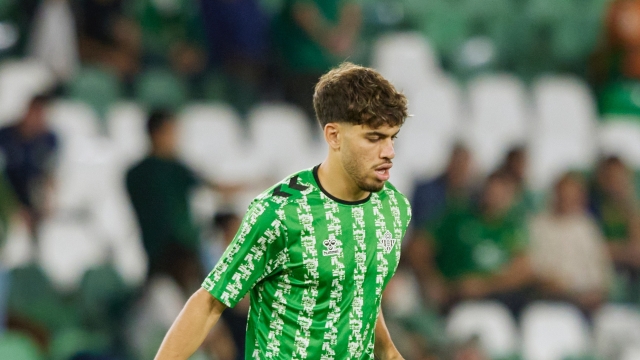 ريال بيتيس يُجدد عقد المغربي عبد الصمد الزلزولي حتى عام 2029