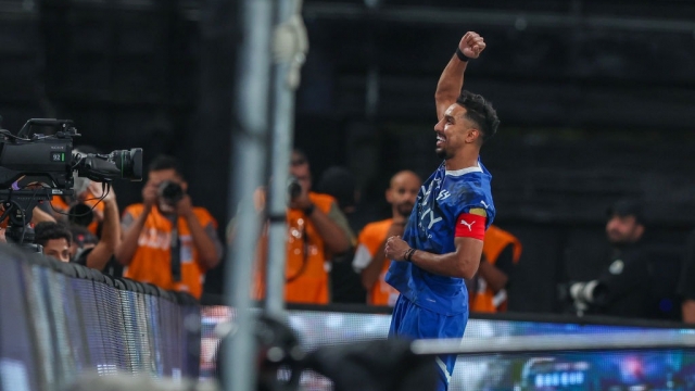 سالم الدوسري يقود الهلال للفوز على العين في مباراة مجنونة