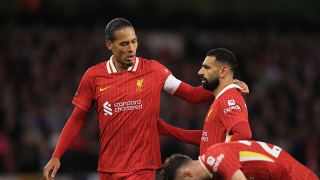 عملاق سعودي يخطط للجمع بين محمد صلاح وفيرجيل فان دايك