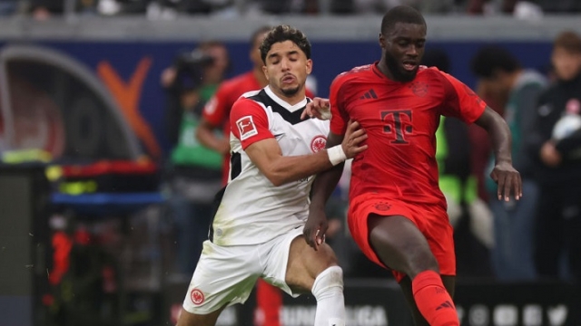 فرانكفورت يتحرك لتجديد عقد عمر مرموش وأمر يعرقل التمديد