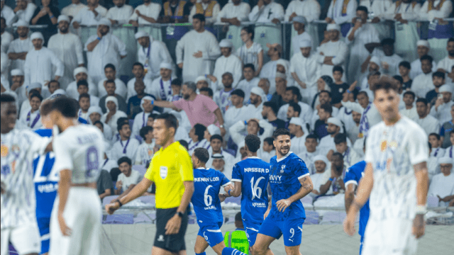 لقاء الهلال والعين.. جماهير تُلقي بالقوارير ونيفيز يستفزهم!