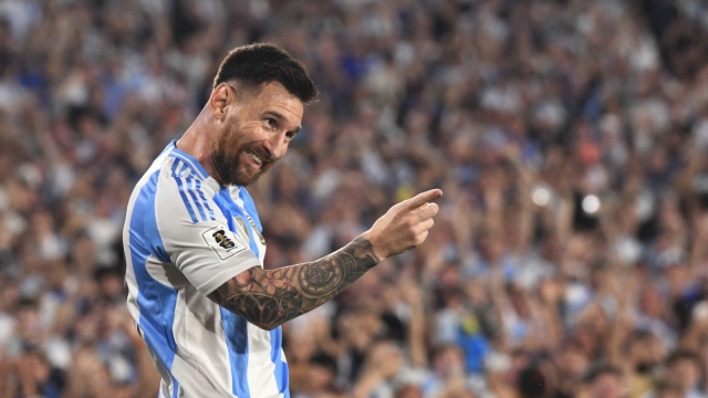 ليونيل ميسي يتسلم جائزة أنجح لاعب في تاريخ كرة القدم